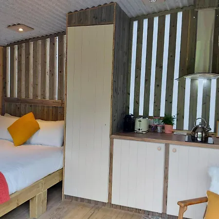 Glamping At The Grove, And Οργανωμένο κάμπινγκ