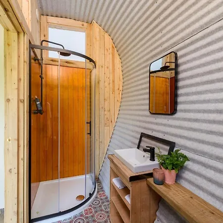 Glamping At The Grove, And Οργανωμένο κάμπινγκ