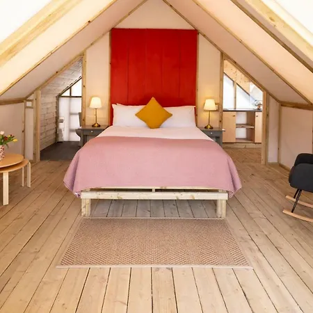 Glamping At The Grove, And Οργανωμένο κάμπινγκ