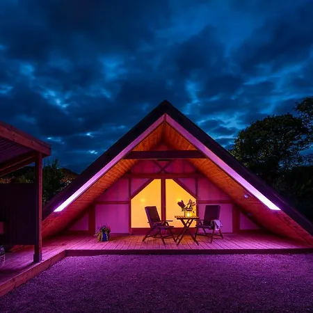 Campismo de Luxo Glamping At The Grove, And 4*