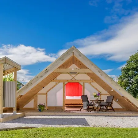 Campismo de Luxo Glamping At The Grove, And 4*