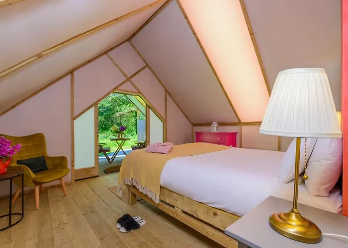 Розкішний намет Glamping At The Grove, And